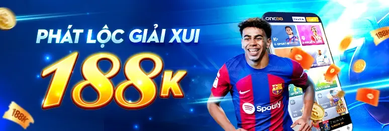 Một người đang cầm điện thoại thông minh chơi game trên ứng dụng 8s Code